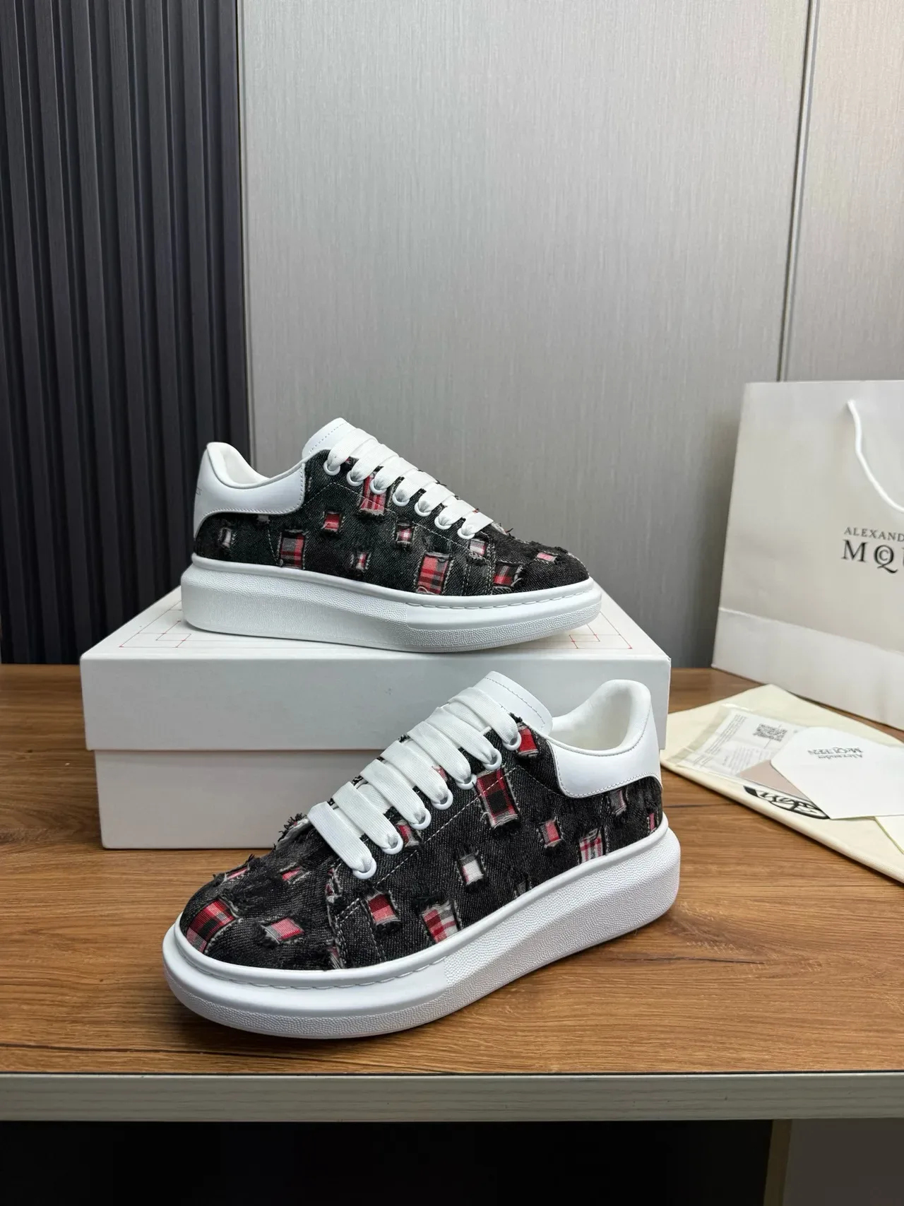 Alexander McQueen অতি বড় স্নিকার সাদা কালো লাল জীবনধারা স্নিকার 5
