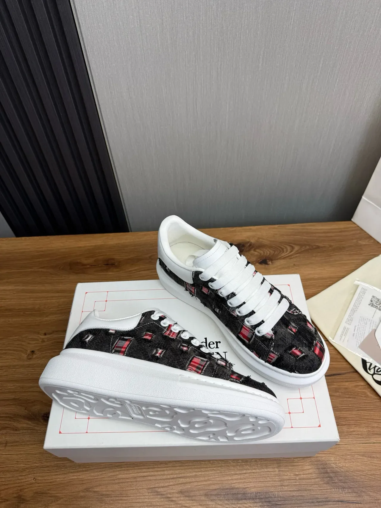 Alexander McQueen অতি বড় স্নিকার সাদা কালো লাল জীবনধারা স্নিকার 6