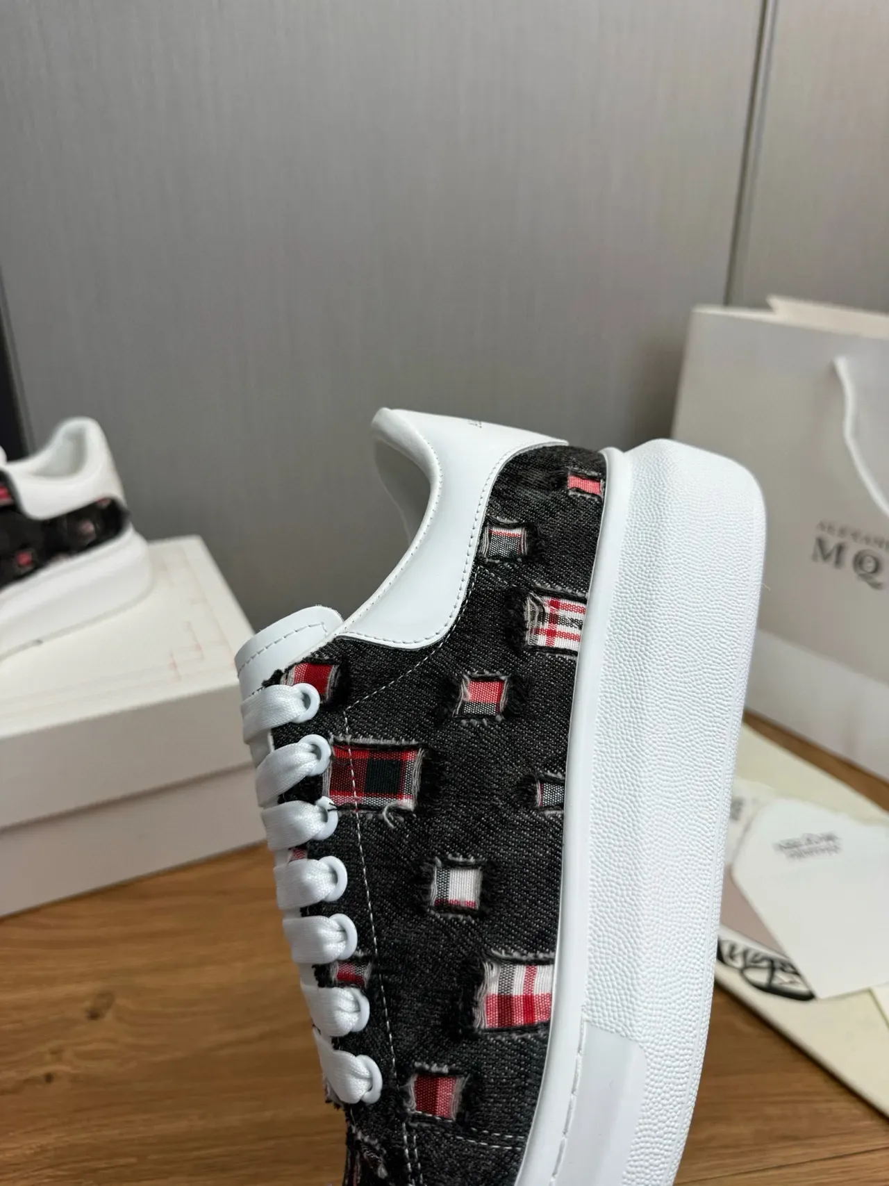 Alexander McQueen অতি বড় স্নিকার সাদা কালো লাল জীবনধারা স্নিকার 9
