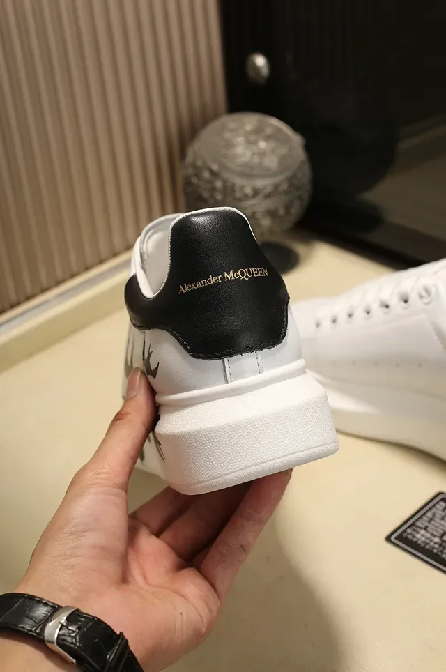 Alexander McQueen Sneakers Oversized Blanc Noir Silhouette Cuir Supérieur Lifestyle 2