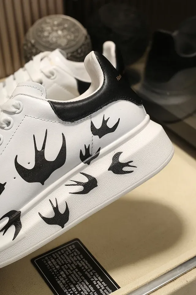 Alexander McQueen Sneakers Oversized Blanc Noir Silhouette Cuir Supérieur Lifestyle 3