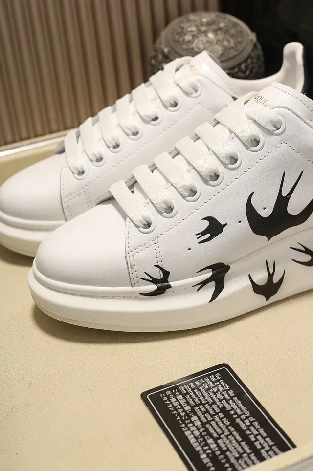 Alexander McQueen Sneakers Oversized Blanc Noir Silhouette Cuir Supérieur Lifestyle 4