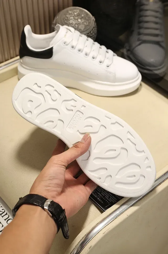 Alexander McQueen Sneakers Oversized Blanc Noir Silhouette Cuir Supérieur Lifestyle 5