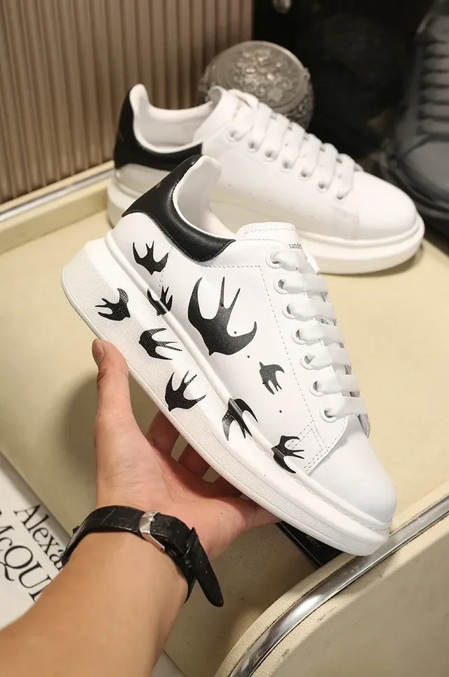 Alexander McQueen Sneakers Oversized Blanc Noir Silhouette Cuir Supérieur Lifestyle 6