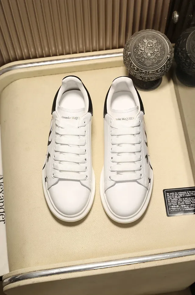 Alexander McQueen Sneakers Oversized Blanc Noir Silhouette Cuir Supérieur Lifestyle 7