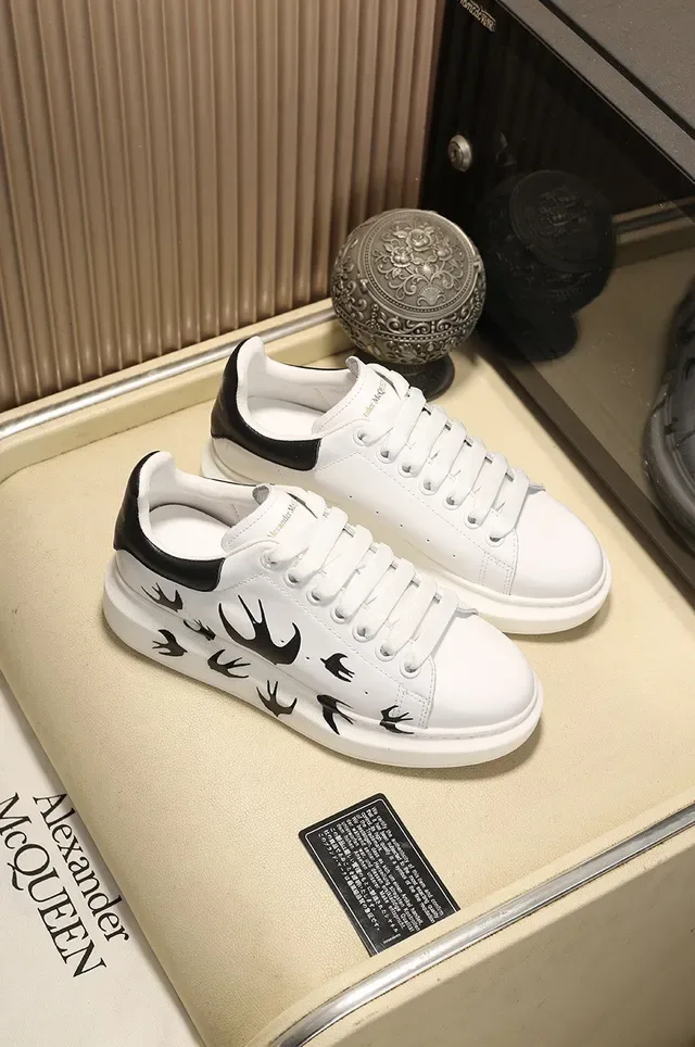 Alexander McQueen Sneakers Oversized Blanc Noir Silhouette Cuir Supérieur Lifestyle 8