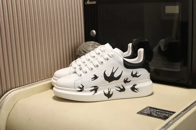 Alexander McQueen Sneakers Oversized Blanc Noir Silhouette Cuir Supérieur Lifestyle 9