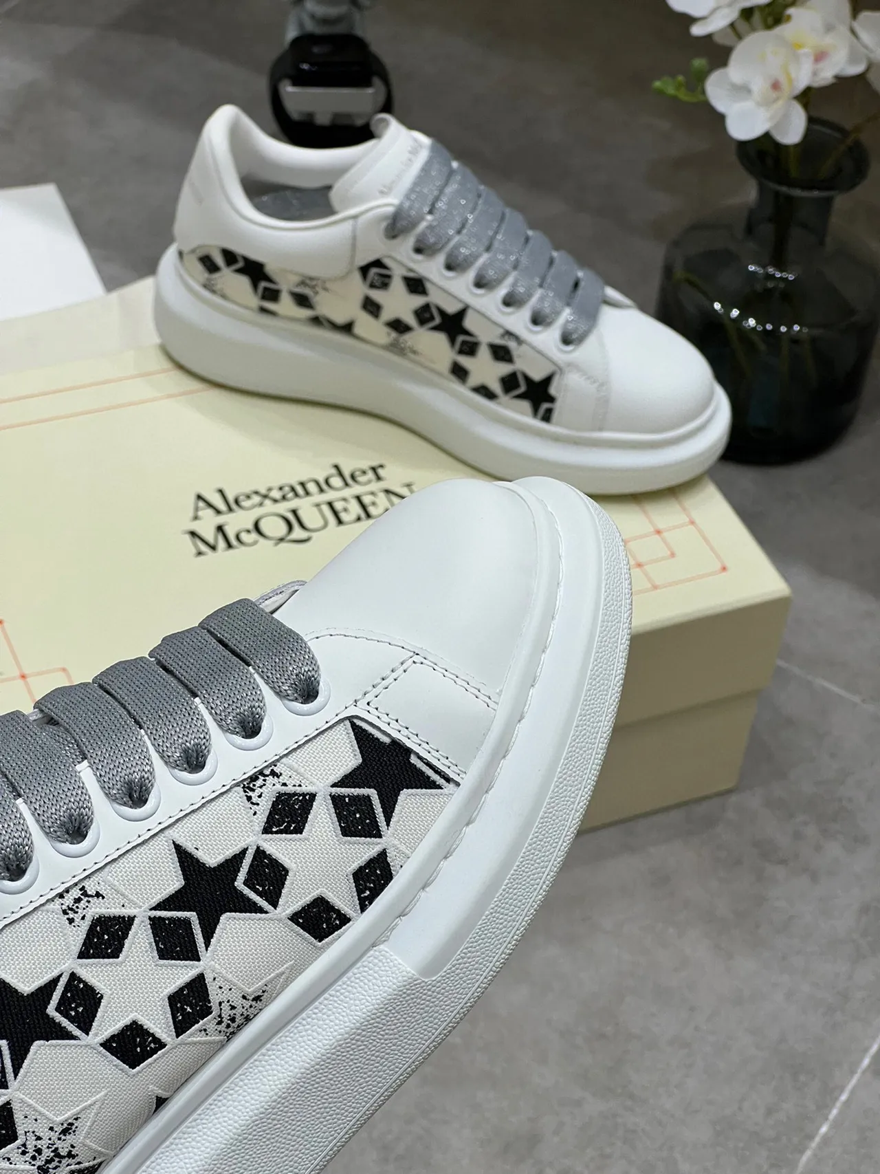 Alexander McQueen ওভারসাইজড স্নিকার সাদা কালো তারা পারফোরেটেড লাইফস্টাইল স্নিকার 2