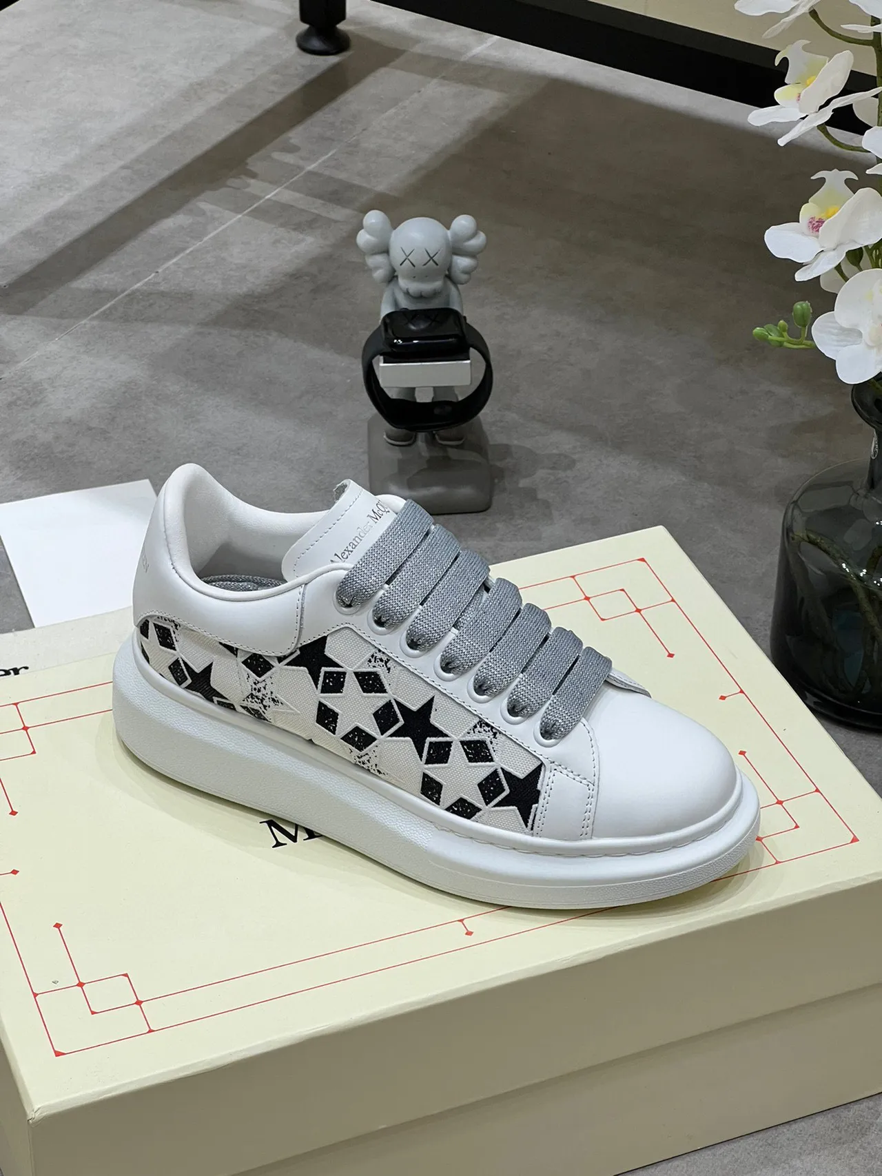 Alexander McQueen ওভারসাইজড স্নিকার সাদা কালো তারা পারফোরেটেড লাইফস্টাইল স্নিকার 3