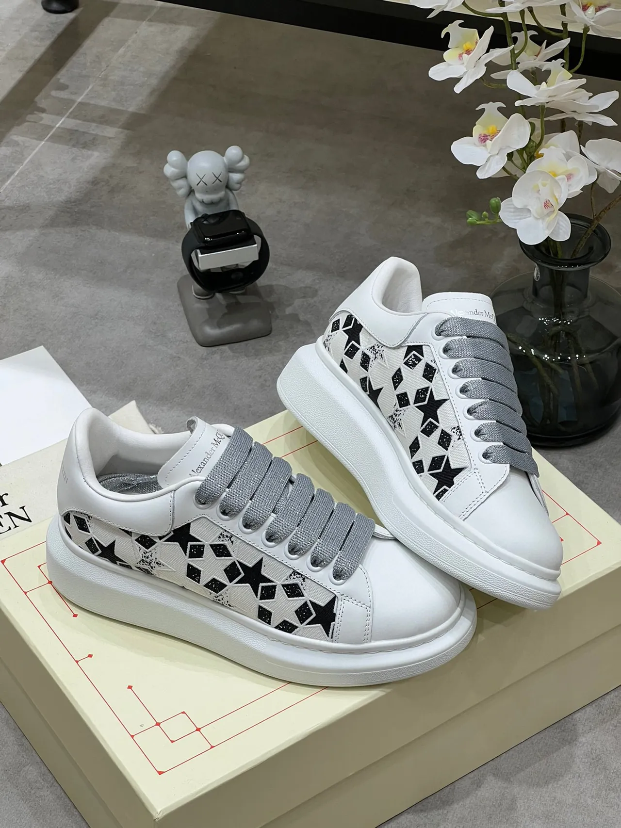 Alexander McQueen ওভারসাইজড স্নিকার সাদা কালো তারা পারফোরেটেড লাইফস্টাইল স্নিকার 4