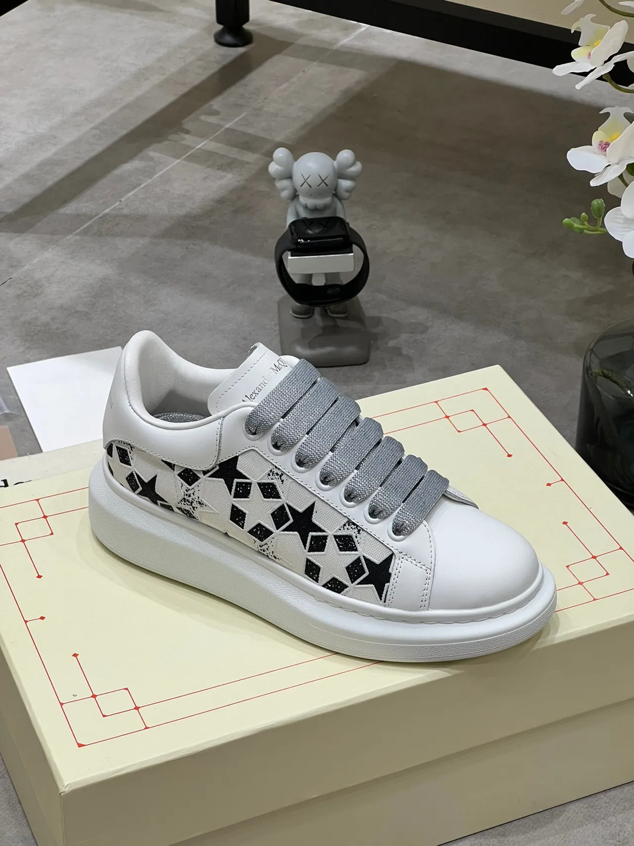 Alexander McQueen ওভারসাইজড স্নিকার সাদা কালো তারা পারফোরেটেড লাইফস্টাইল স্নিকার 5