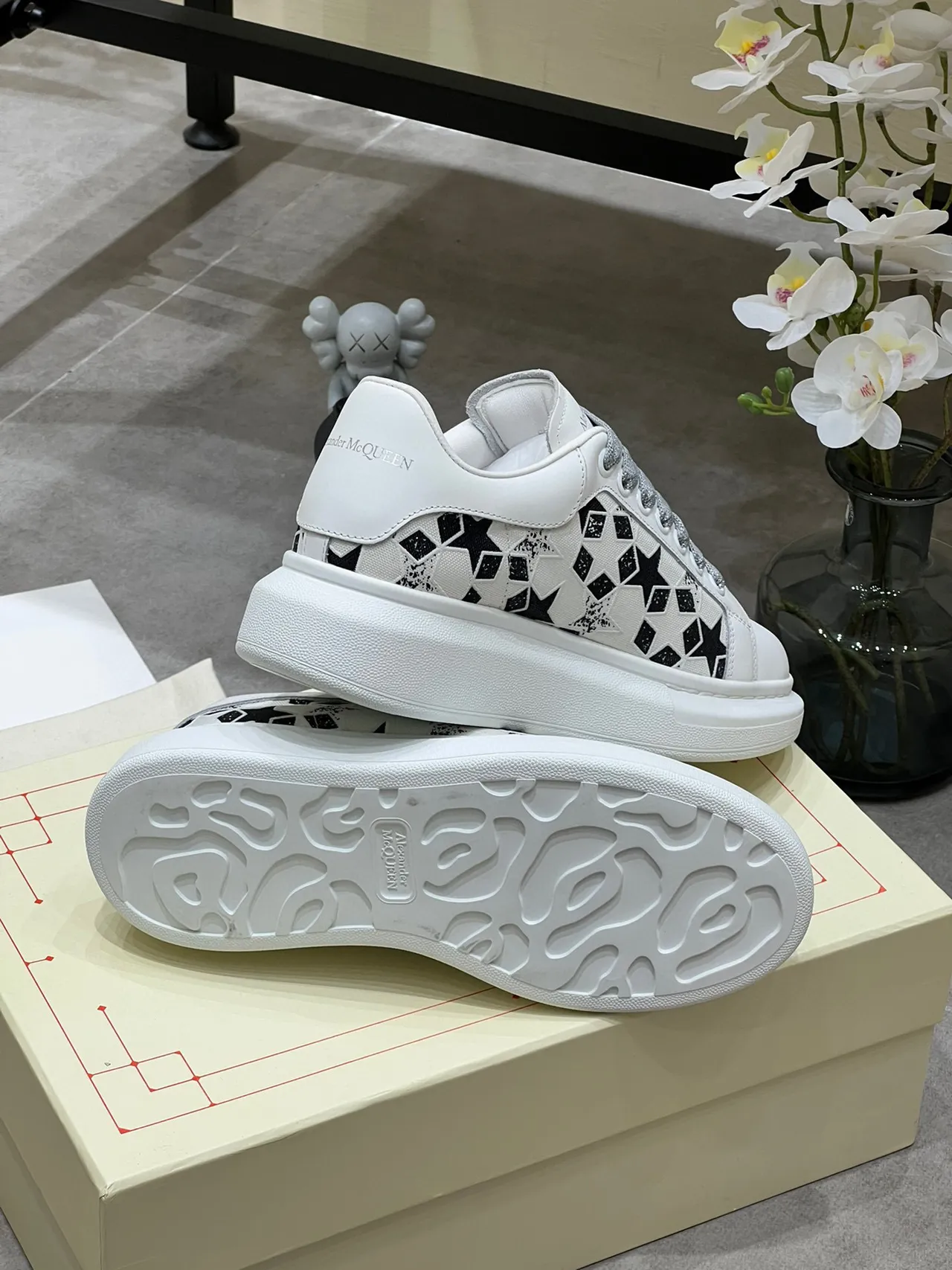 Alexander McQueen ওভারসাইজড স্নিকার সাদা কালো তারা পারফোরেটেড লাইফস্টাইল স্নিকার 6
