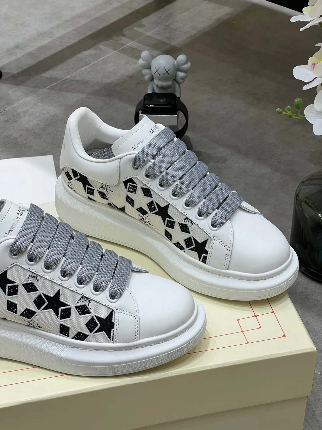 Alexander McQueen ওভারসাইজড স্নিকার সাদা কালো তারা পারফোরেটেড লাইফস্টাইল স্নিকার 7