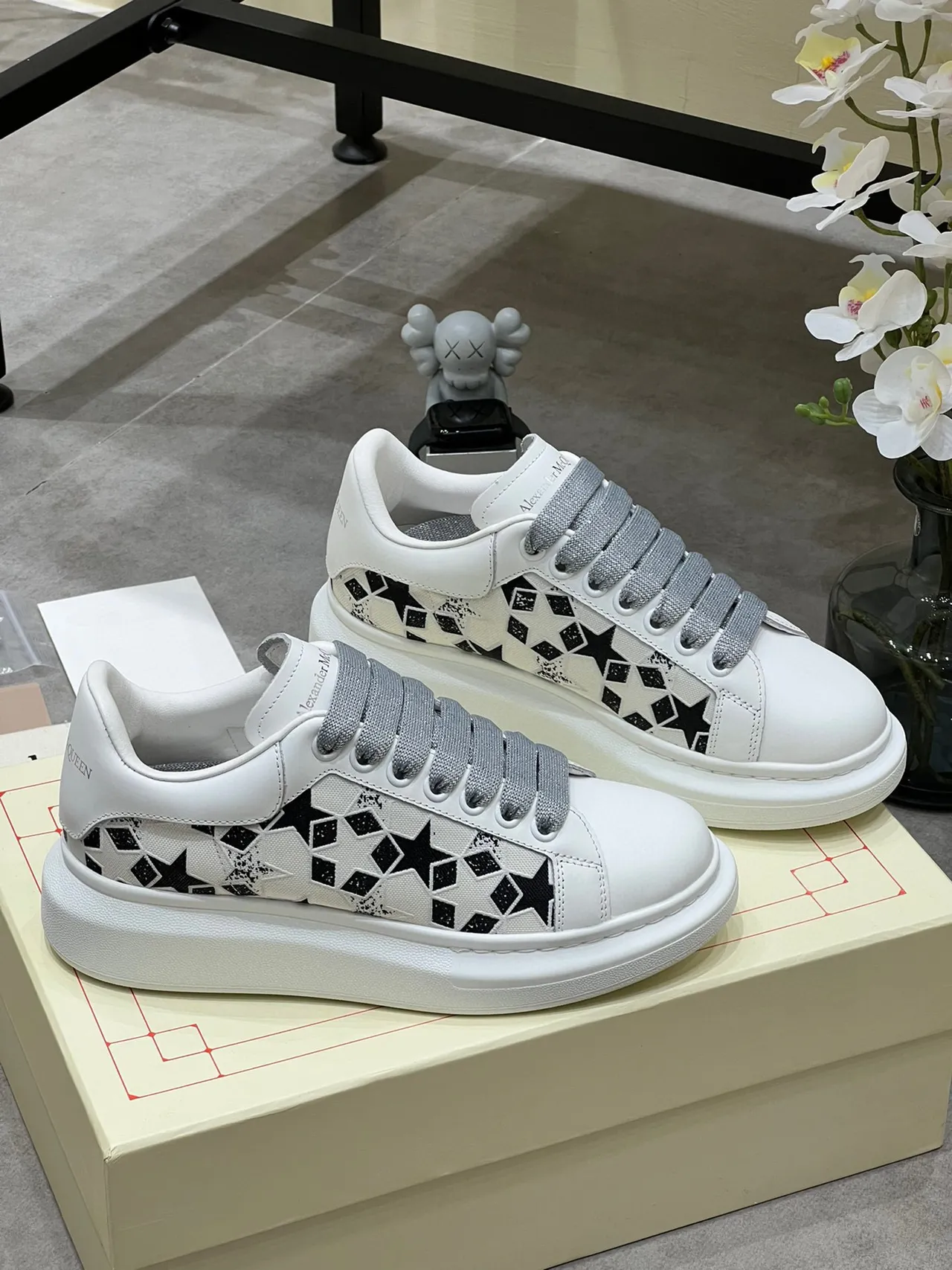 Alexander McQueen ওভারসাইজড স্নিকার সাদা কালো তারা পারফোরেটেড লাইফস্টাইল স্নিকার 8