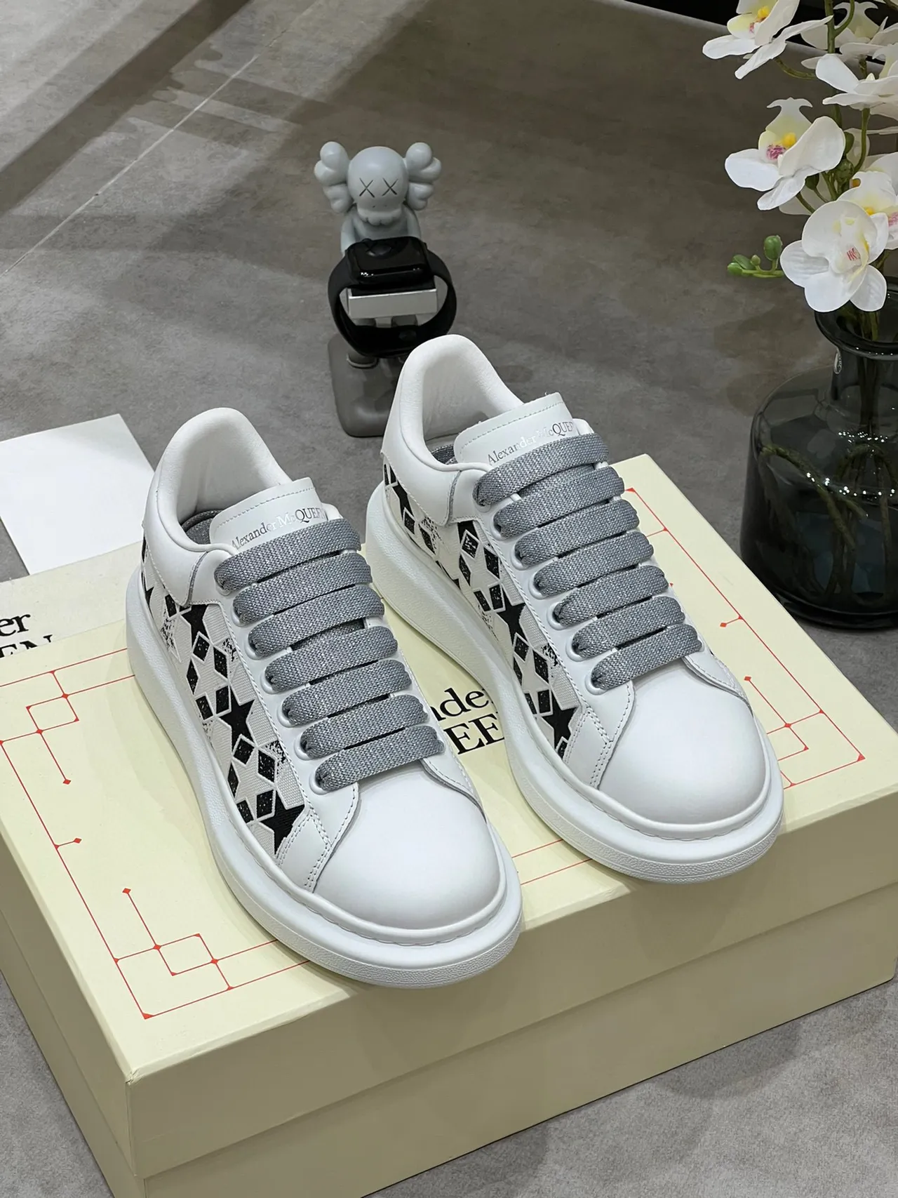 Alexander McQueen ওভারসাইজড স্নিকার সাদা কালো তারা পারফোরেটেড লাইফস্টাইল স্নিকার 9