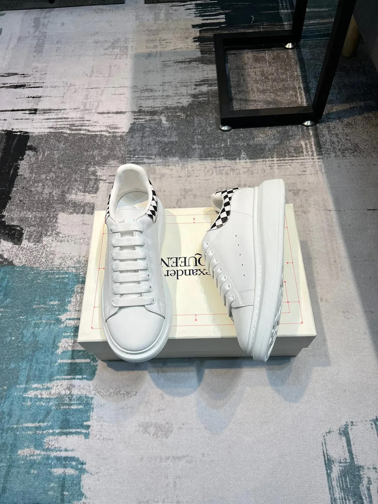 Alexander McQueen ওভারসাইজড সাদা চেকারবোর্ড হিল লाइফস্টাইল স্নিকার 4
