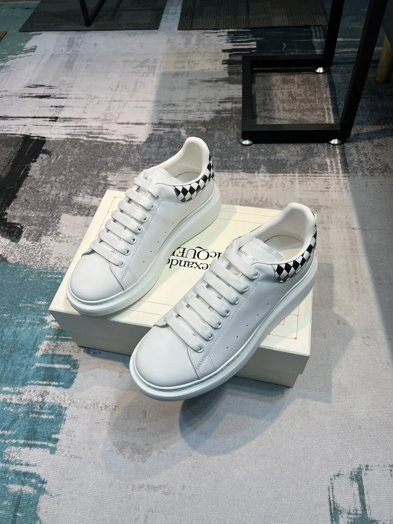 Alexander McQueen ওভারসাইজড সাদা চেকারবোর্ড হিল লाइফস্টাইল স্নিকার 5