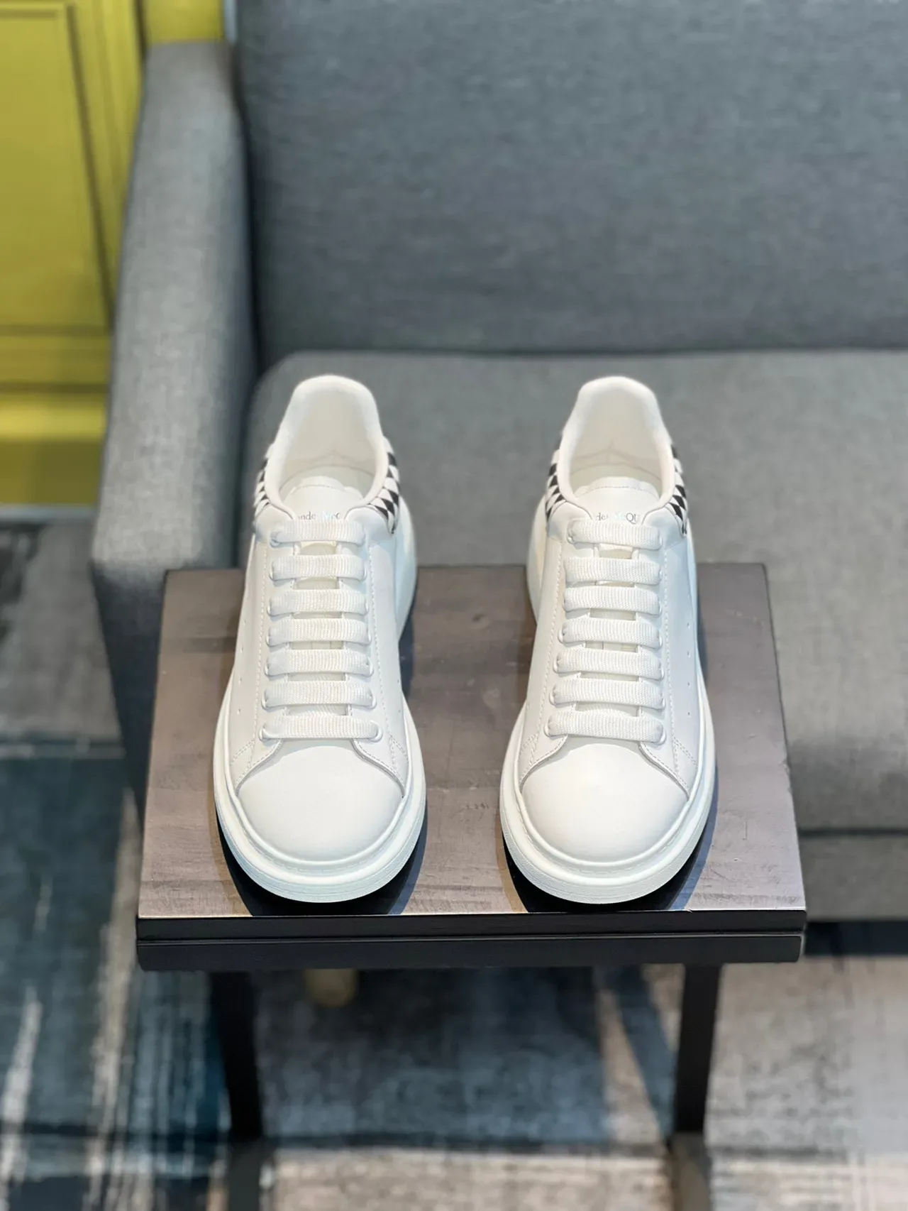 Alexander McQueen ওভারসাইজড সাদা চেকারবোর্ড হিল লाइফস্টাইল স্নিকার 6