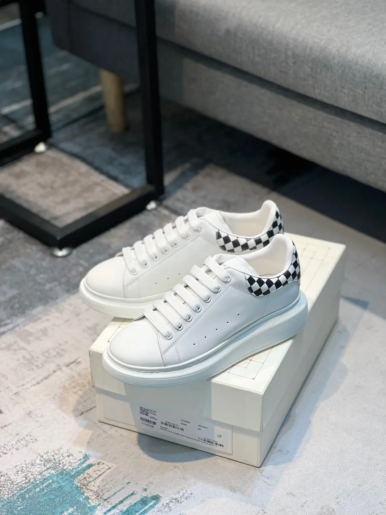 Alexander McQueen ওভারসাইজড সাদা চেকারবোর্ড হিল লाइফস্টাইল স্নিকার 7
