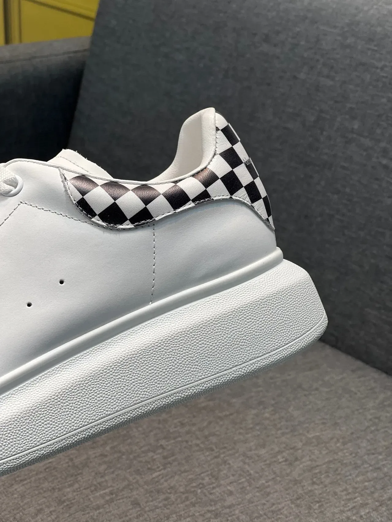 Alexander McQueen ওভারসাইজড সাদা চেকারবোর্ড হিল লाइফস্টাইল স্নিকার 8