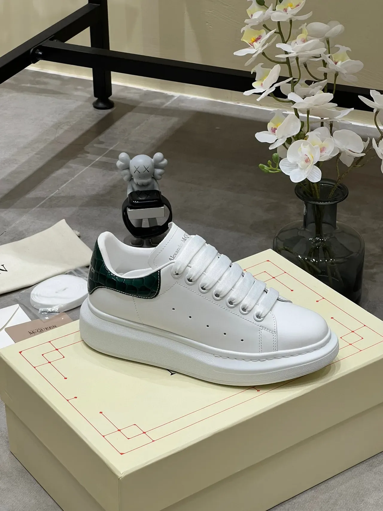 Alexander McQueen ओवरसाइज्ड स्नीकर सफेद हरा प्लेटफॉर्म सोल चमड़े का ऊपरी भाग लाइफस्टाइल स्नीकर 2