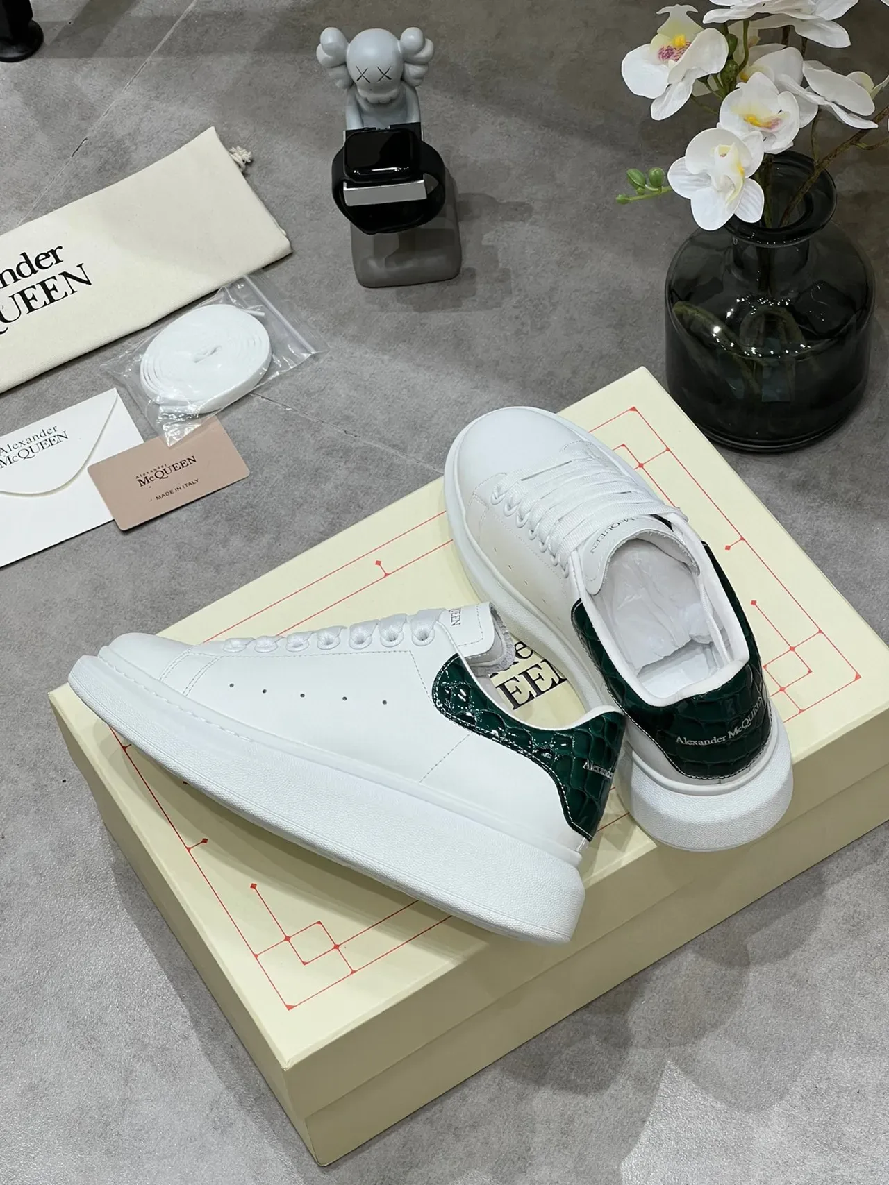 Alexander McQueen ओवरसाइज्ड स्नीकर सफेद हरा प्लेटफॉर्म सोल चमड़े का ऊपरी भाग लाइफस्टाइल स्नीकर 3