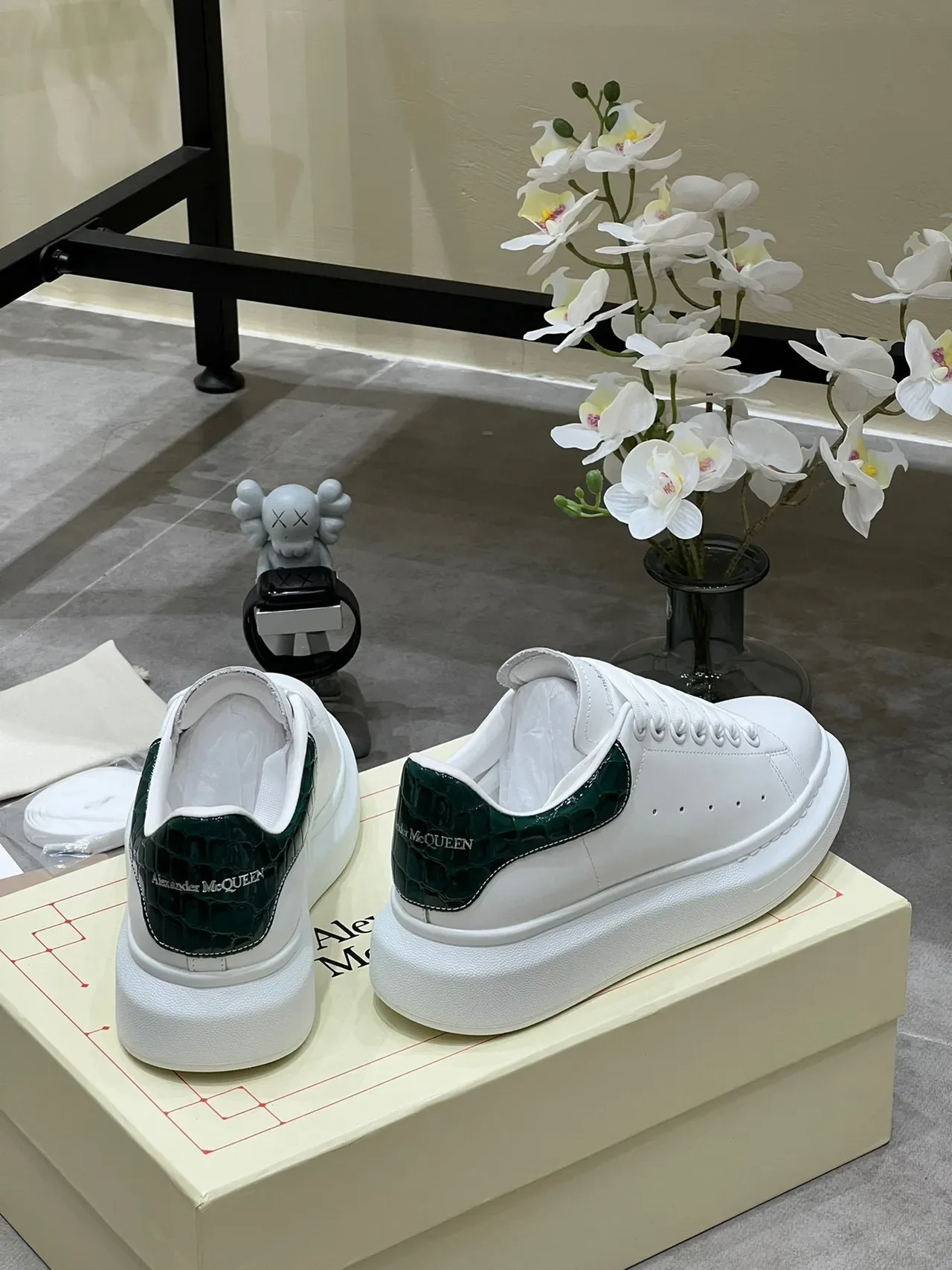 Alexander McQueen ओवरसाइज्ड स्नीकर सफेद हरा प्लेटफॉर्म सोल चमड़े का ऊपरी भाग लाइफस्टाइल स्नीकर 4