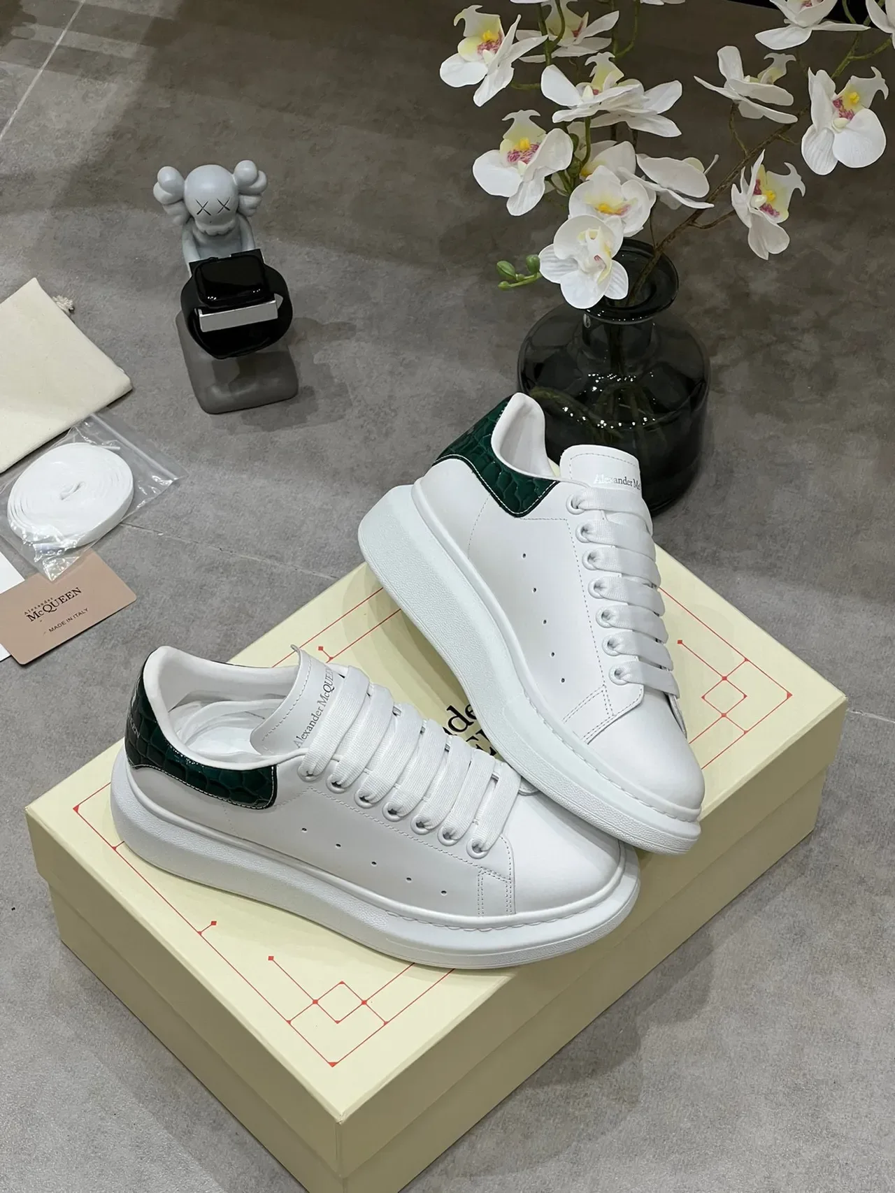 Alexander McQueen ओवरसाइज्ड स्नीकर सफेद हरा प्लेटफॉर्म सोल चमड़े का ऊपरी भाग लाइफस्टाइल स्नीकर 6