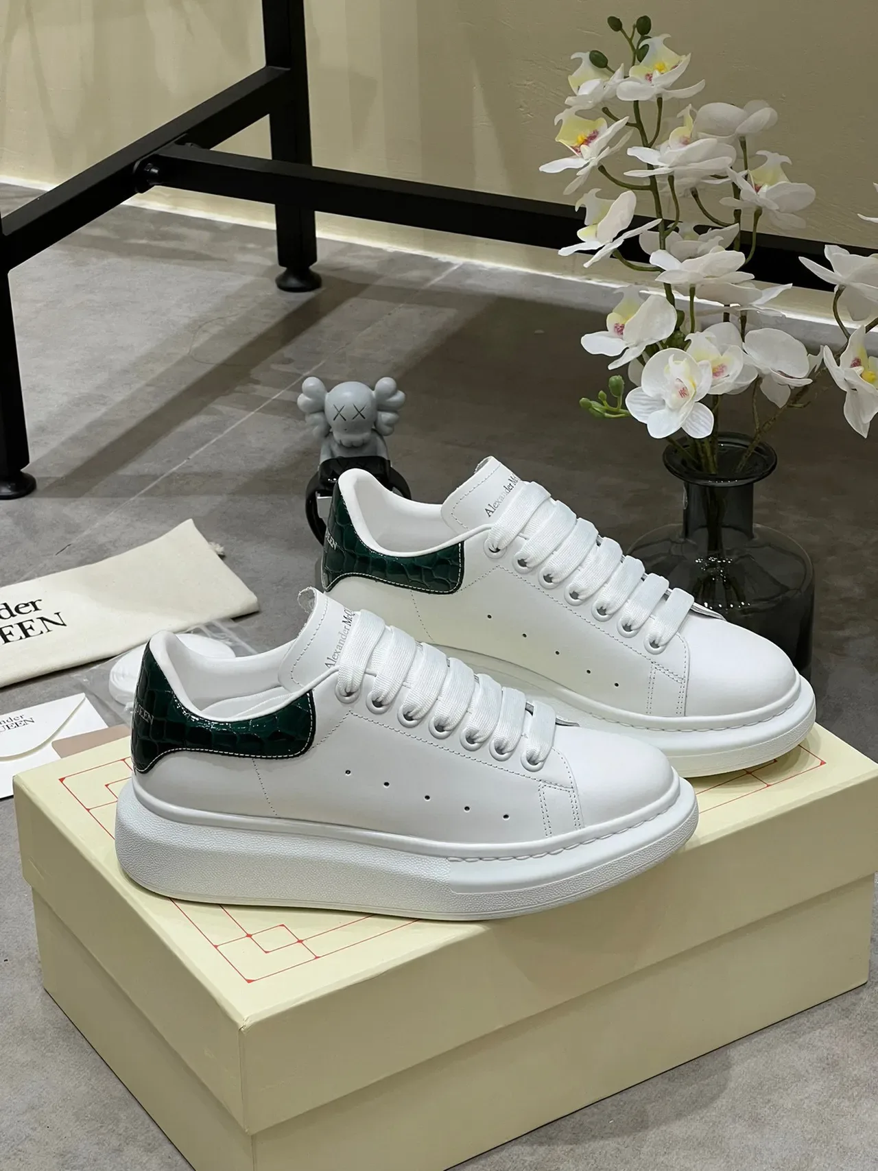 Alexander McQueen ओवरसाइज्ड स्नीकर सफेद हरा प्लेटफॉर्म सोल चमड़े का ऊपरी भाग लाइफस्टाइल स्नीकर 7