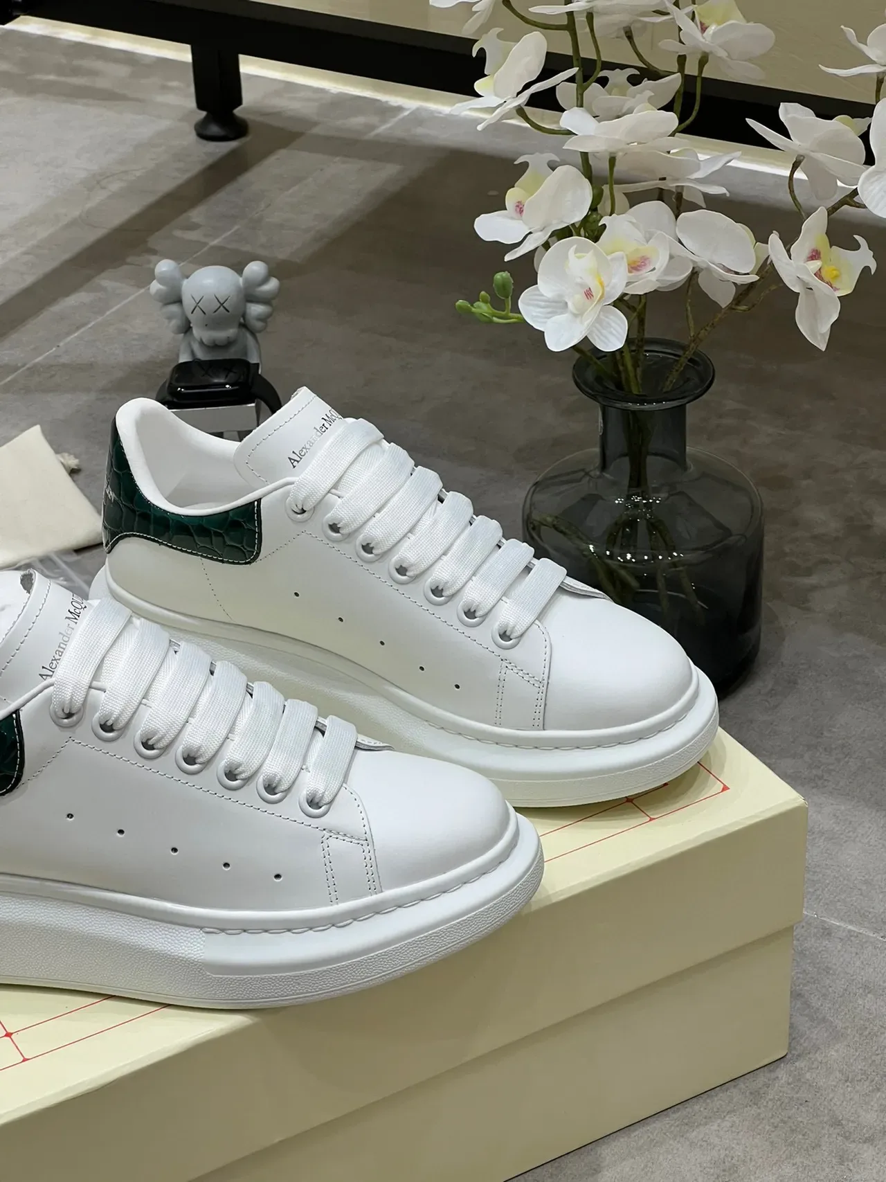 Alexander McQueen ओवरसाइज्ड स्नीकर सफेद हरा प्लेटफॉर्म सोल चमड़े का ऊपरी भाग लाइफस्टाइल स्नीकर 8
