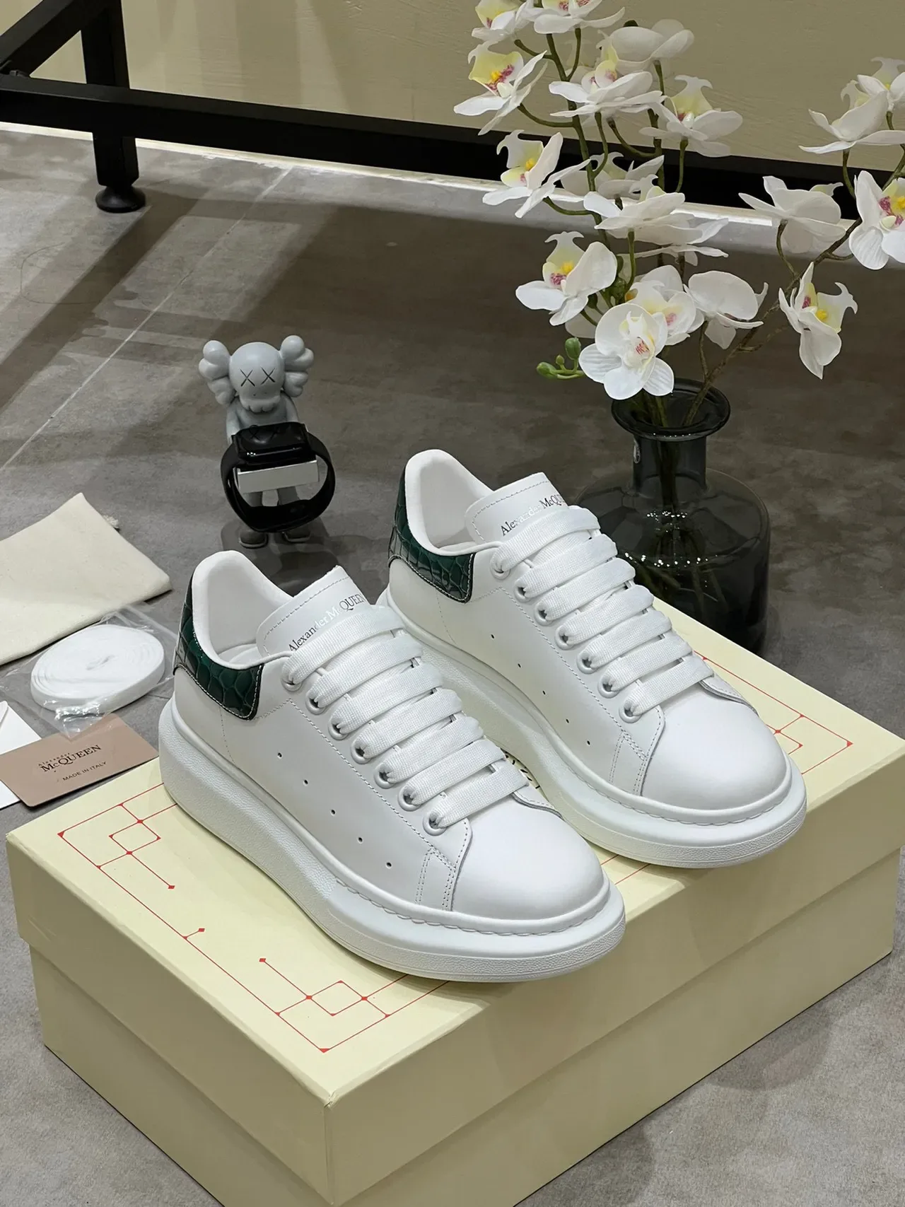 Alexander McQueen ओवरसाइज्ड स्नीकर सफेद हरा प्लेटफॉर्म सोल चमड़े का ऊपरी भाग लाइफस्टाइल स्नीकर 9