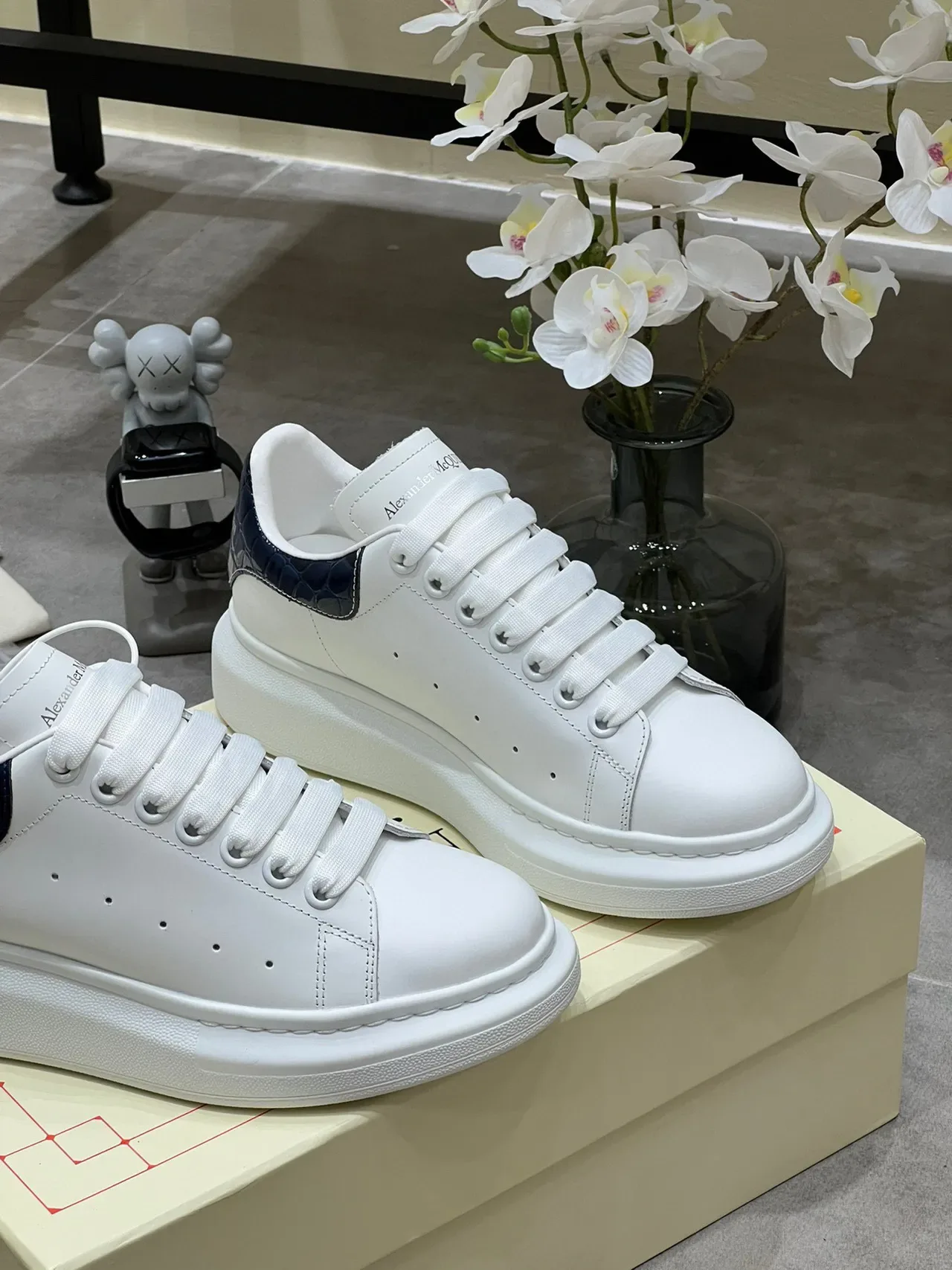 Alexander McQueen ओवरसाइज्ड व्हाइट नेवी प्लेटफॉर्म सोल स्मूथ लेदर अपर लाइफस्टाइल स्नीकर 2