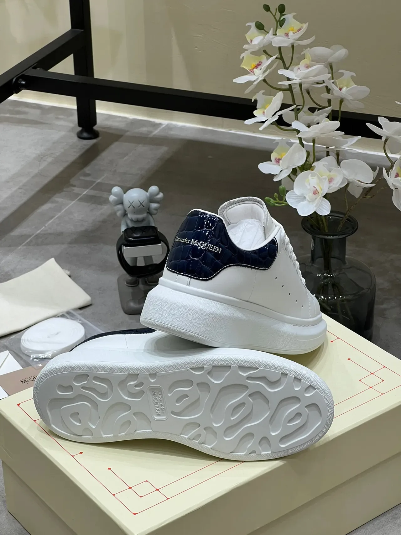 Alexander McQueen ओवरसाइज्ड व्हाइट नेवी प्लेटफॉर्म सोल स्मूथ लेदर अपर लाइफस्टाइल स्नीकर 3