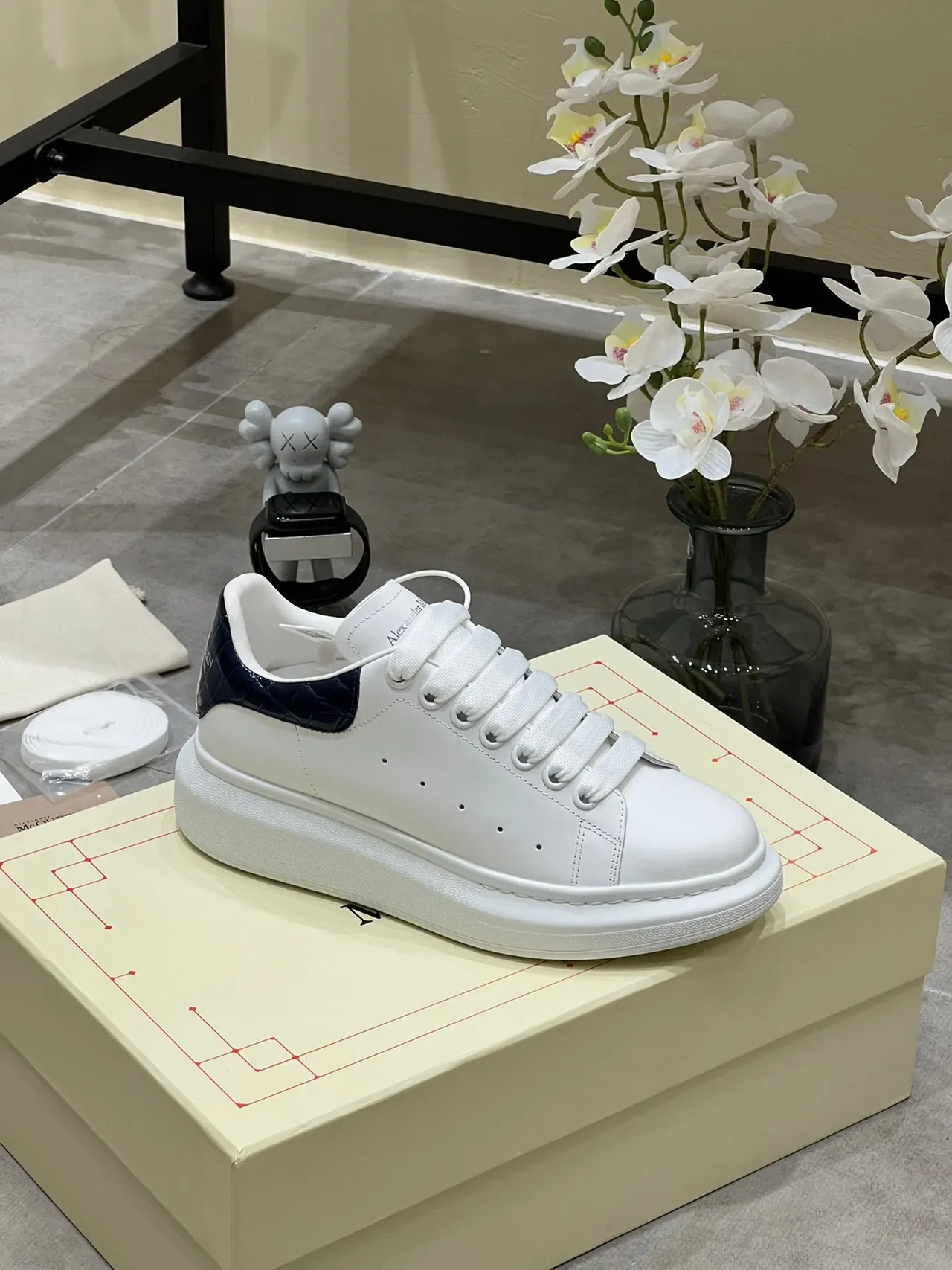 Alexander McQueen ओवरसाइज्ड व्हाइट नेवी प्लेटफॉर्म सोल स्मूथ लेदर अपर लाइफस्टाइल स्नीकर 4