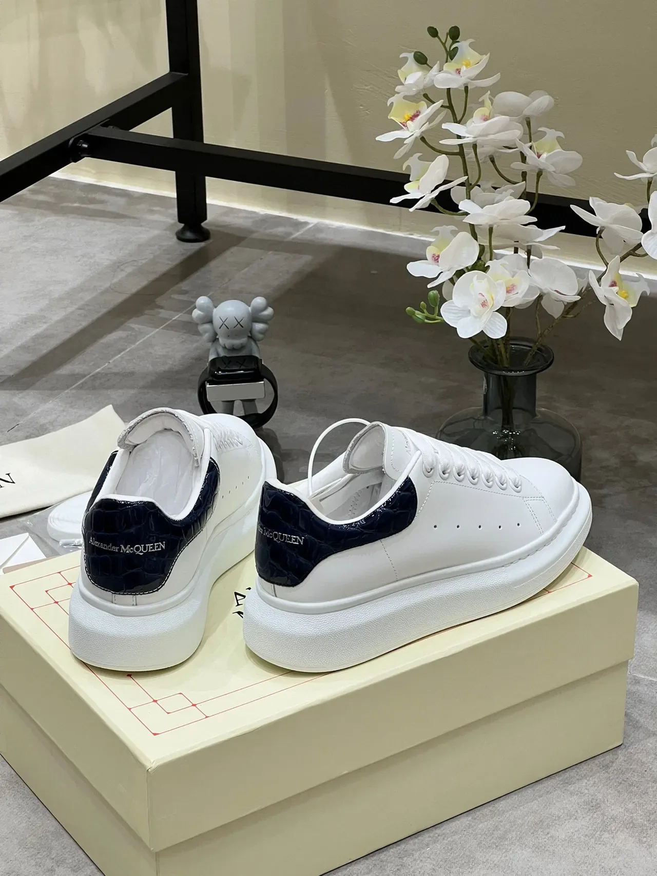 Alexander McQueen ओवरसाइज्ड व्हाइट नेवी प्लेटफॉर्म सोल स्मूथ लेदर अपर लाइफस्टाइल स्नीकर 5