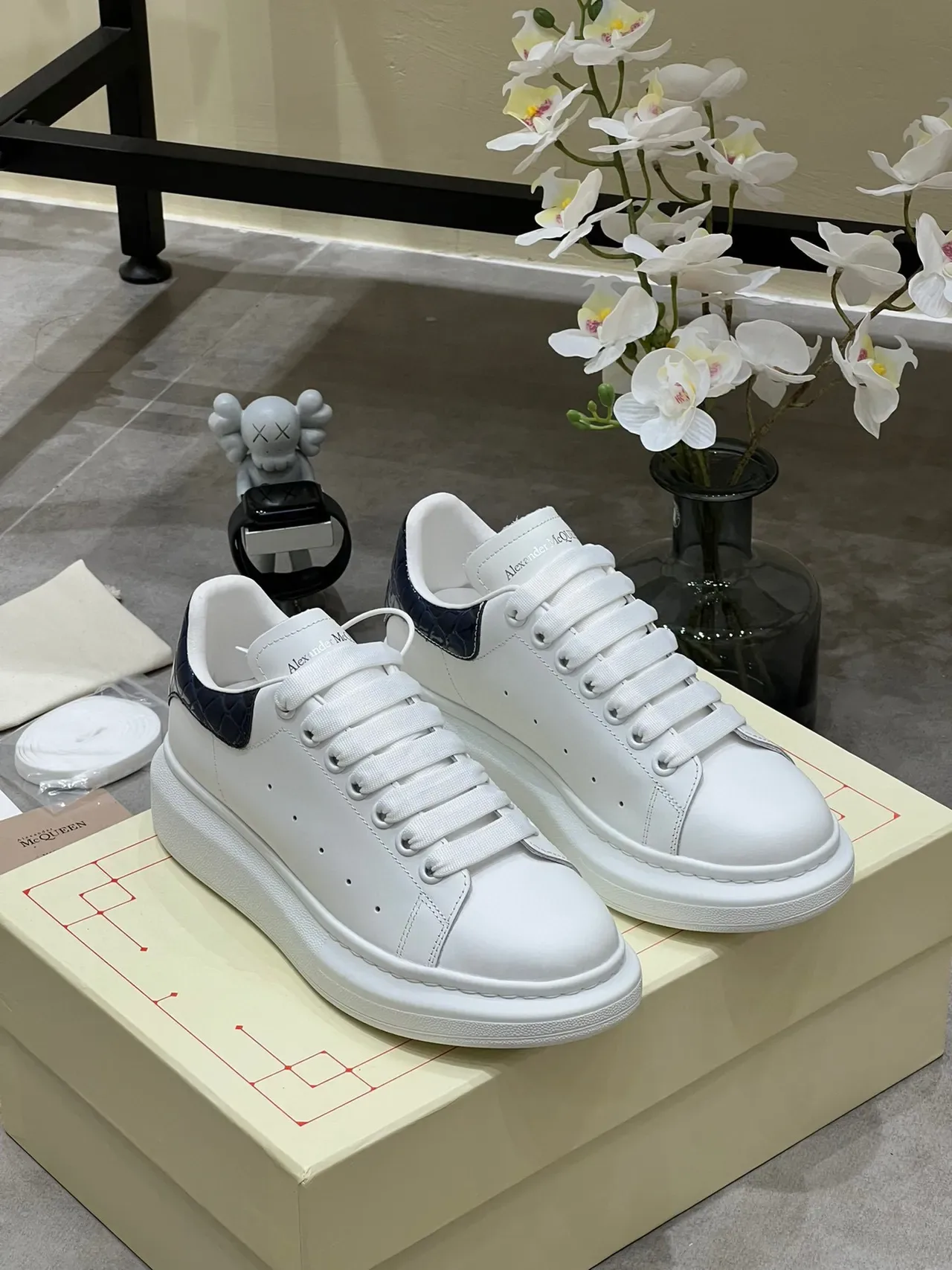 Alexander McQueen ओवरसाइज्ड व्हाइट नेवी प्लेटफॉर्म सोल स्मूथ लेदर अपर लाइफस्टाइल स्नीकर 6