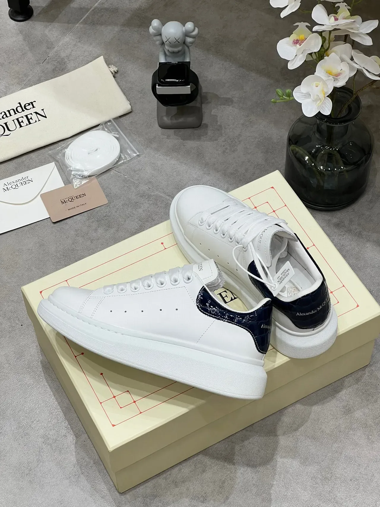 Alexander McQueen ओवरसाइज्ड व्हाइट नेवी प्लेटफॉर्म सोल स्मूथ लेदर अपर लाइफस्टाइल स्नीकर 7
