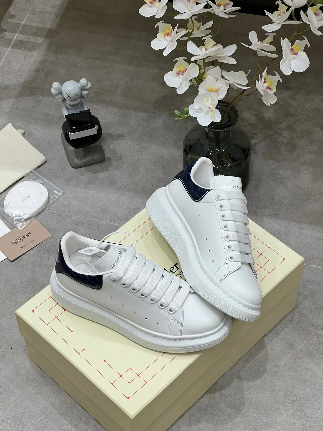 Alexander McQueen ओवरसाइज्ड व्हाइट नेवी प्लेटफॉर्म सोल स्मूथ लेदर अपर लाइफस्टाइल स्नीकर 8