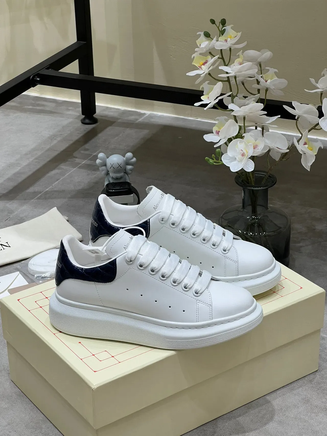 Alexander McQueen ओवरसाइज्ड व्हाइट नेवी प्लेटफॉर्म सोल स्मूथ लेदर अपर लाइफस्टाइल स्नीकर 9