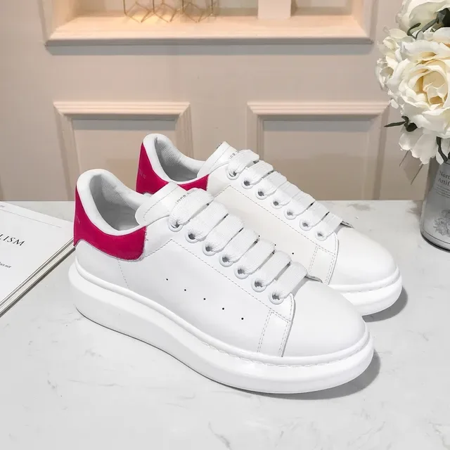 Alexander McQueen سنيكرز oversized أبيض وردي سول نظيف جلد علوي سنيكرز lifestyle 2