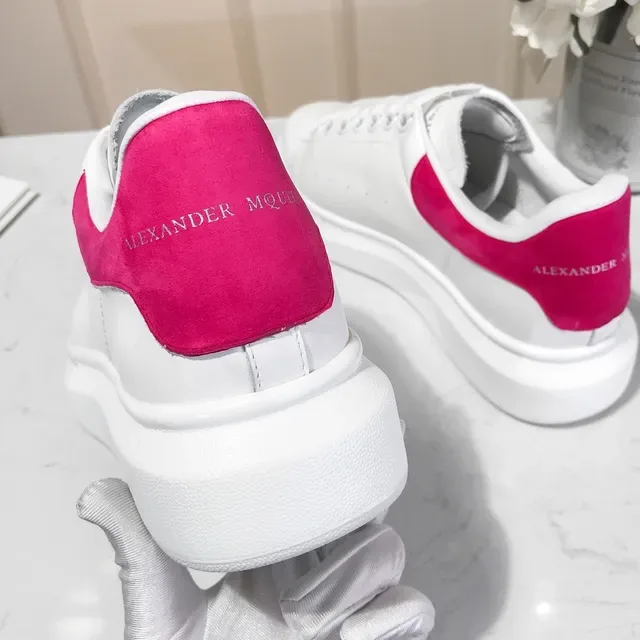 Alexander McQueen سنيكرز oversized أبيض وردي سول نظيف جلد علوي سنيكرز lifestyle 3
