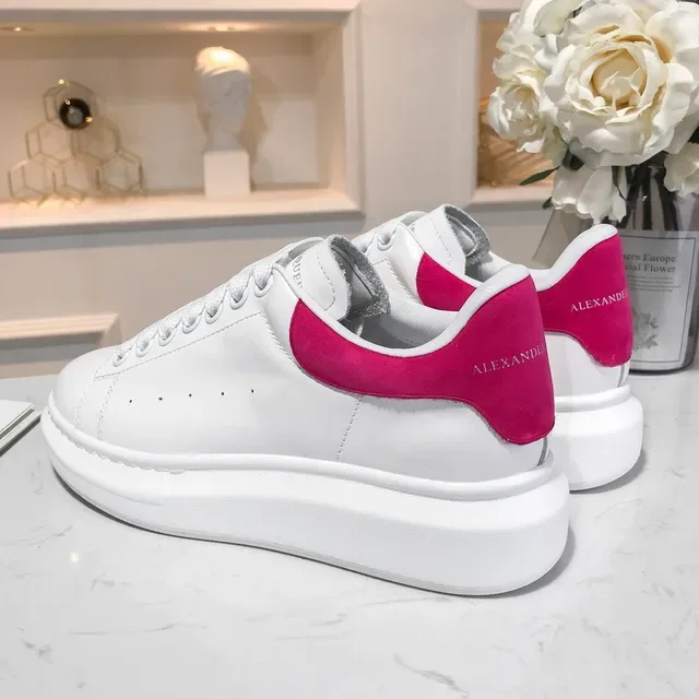 Alexander McQueen سنيكرز oversized أبيض وردي سول نظيف جلد علوي سنيكرز lifestyle 4