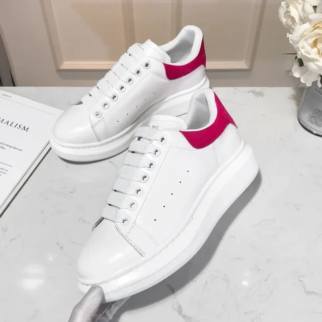 Alexander McQueen سنيكرز oversized أبيض وردي سول نظيف جلد علوي سنيكرز lifestyle 5