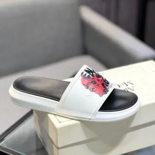 Alexander McQueen खोपड़ी स्लाइड सफेद काला चौड़ी पट्टी ग्राफिक प्रिंट चप्पल