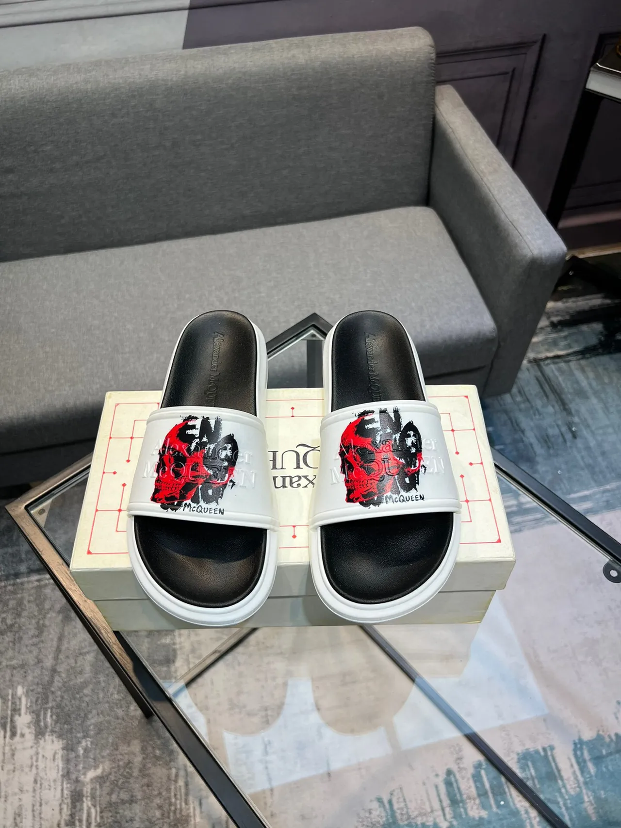 Alexander McQueen খুলি স্লাইড সাদা কালো চওড়া ফিতা গ্রাফিক প্রিন্ট স্লিপার 2