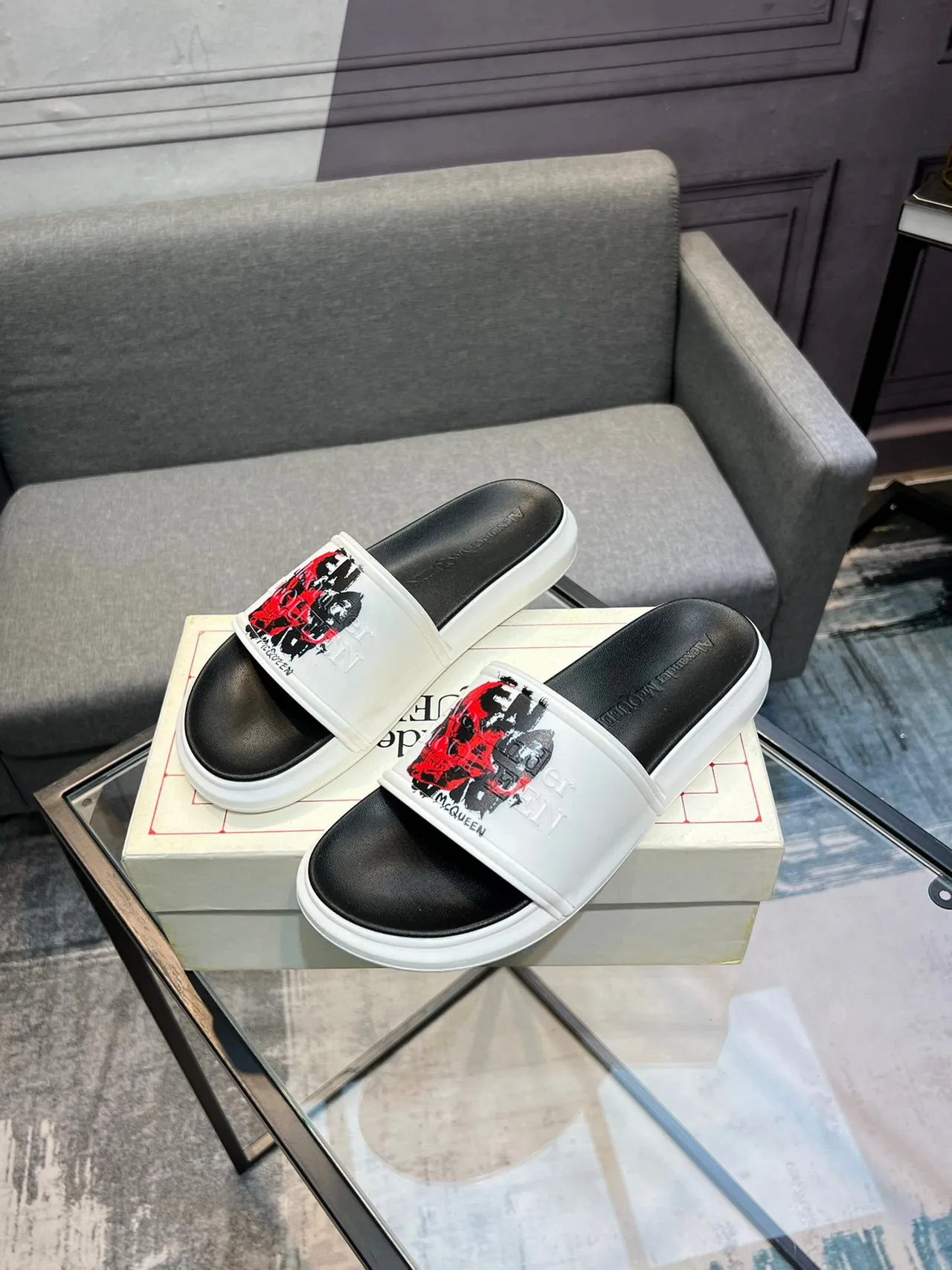 Alexander McQueen খুলি স্লাইড সাদা কালো চওড়া ফিতা গ্রাফিক প্রিন্ট স্লিপার 3