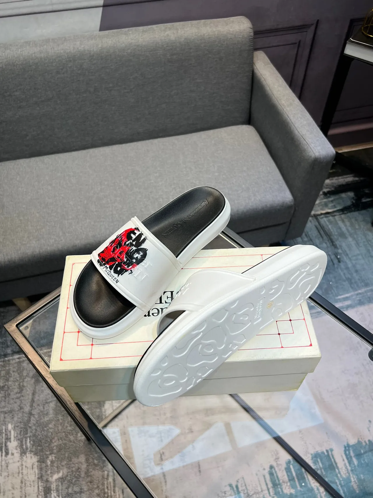 Alexander McQueen খুলি স্লাইড সাদা কালো চওড়া ফিতা গ্রাফিক প্রিন্ট স্লিপার 4