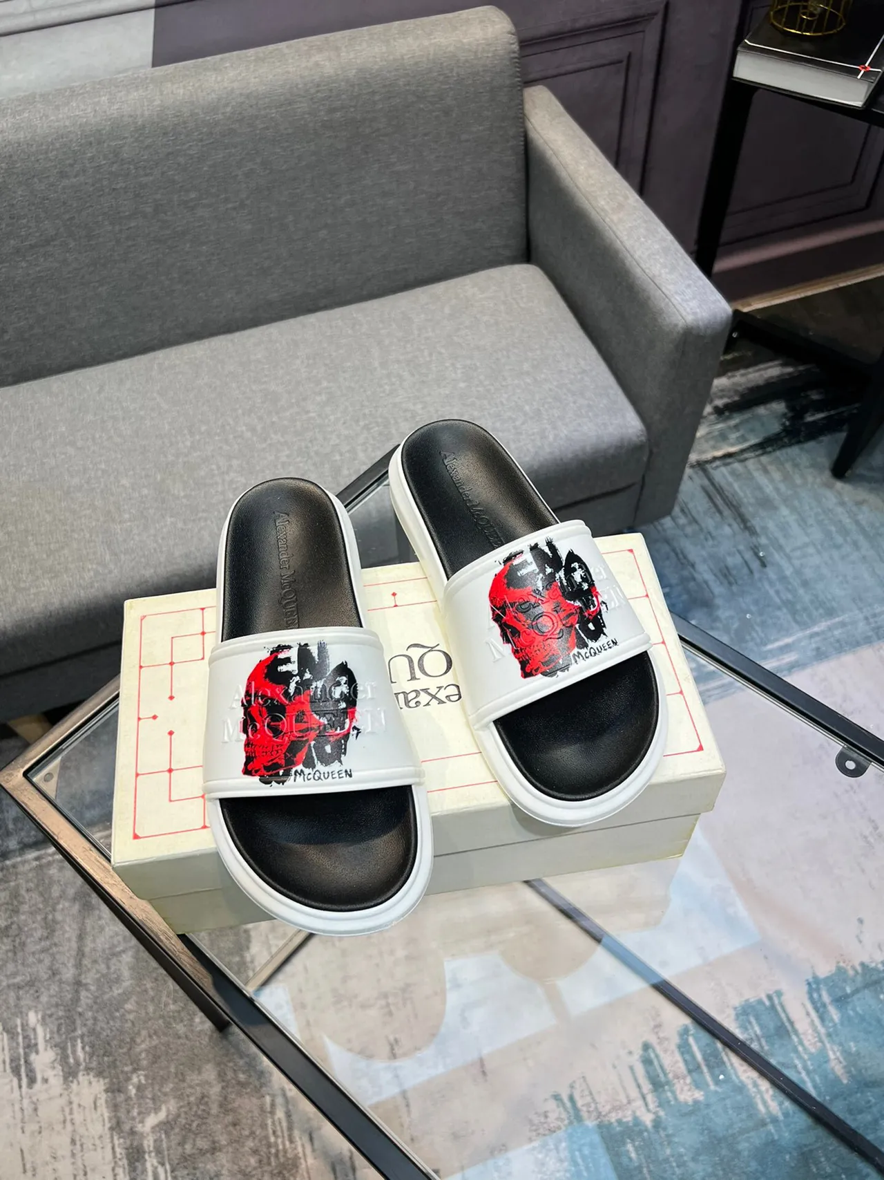 Alexander McQueen খুলি স্লাইড সাদা কালো চওড়া ফিতা গ্রাফিক প্রিন্ট স্লিপার 5