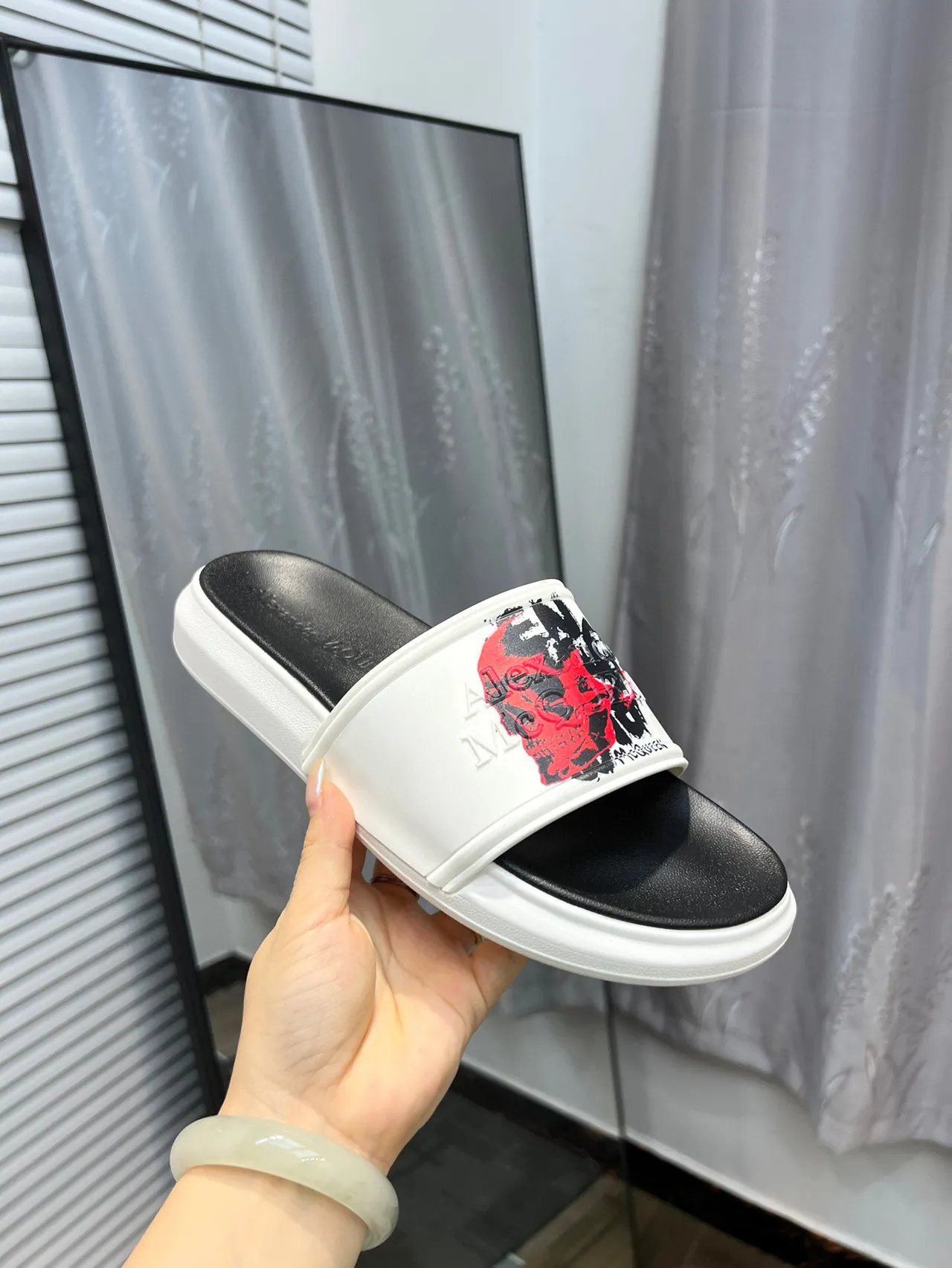 Alexander McQueen খুলি স্লাইড সাদা কালো চওড়া ফিতা গ্রাফিক প্রিন্ট স্লিপার 6