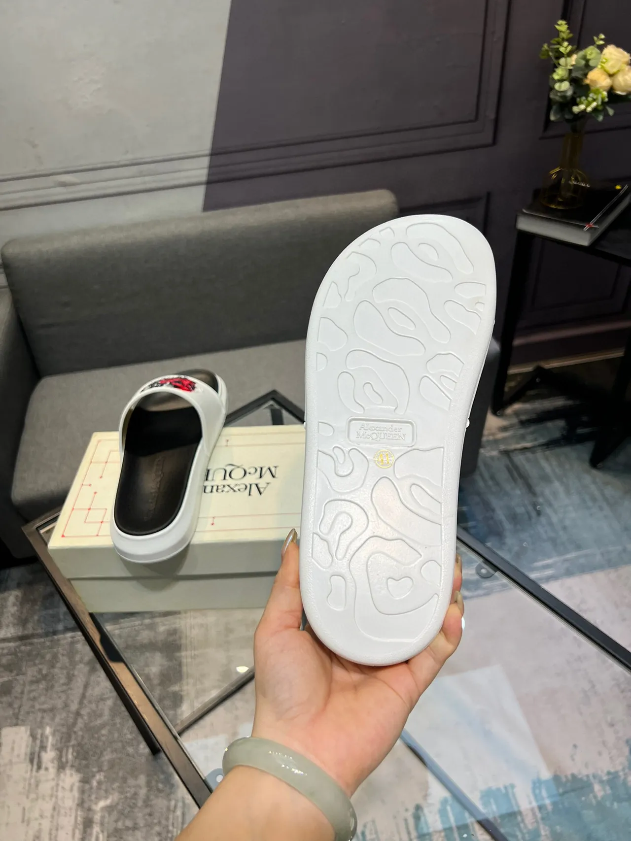 Alexander McQueen খুলি স্লাইড সাদা কালো চওড়া ফিতা গ্রাফিক প্রিন্ট স্লিপার 7